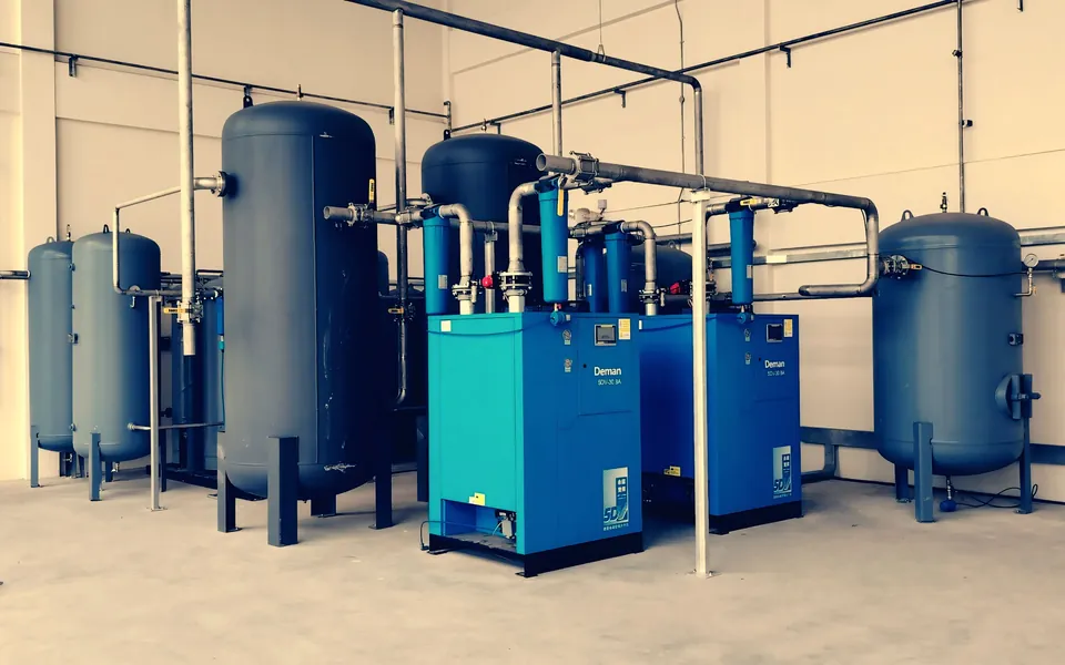 Kazan dairesinde basınçlı tanklar ve boru hatları